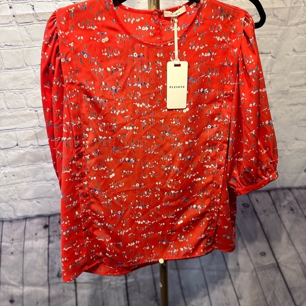 Pleione Anthropologie NWT floral top w/ button detail